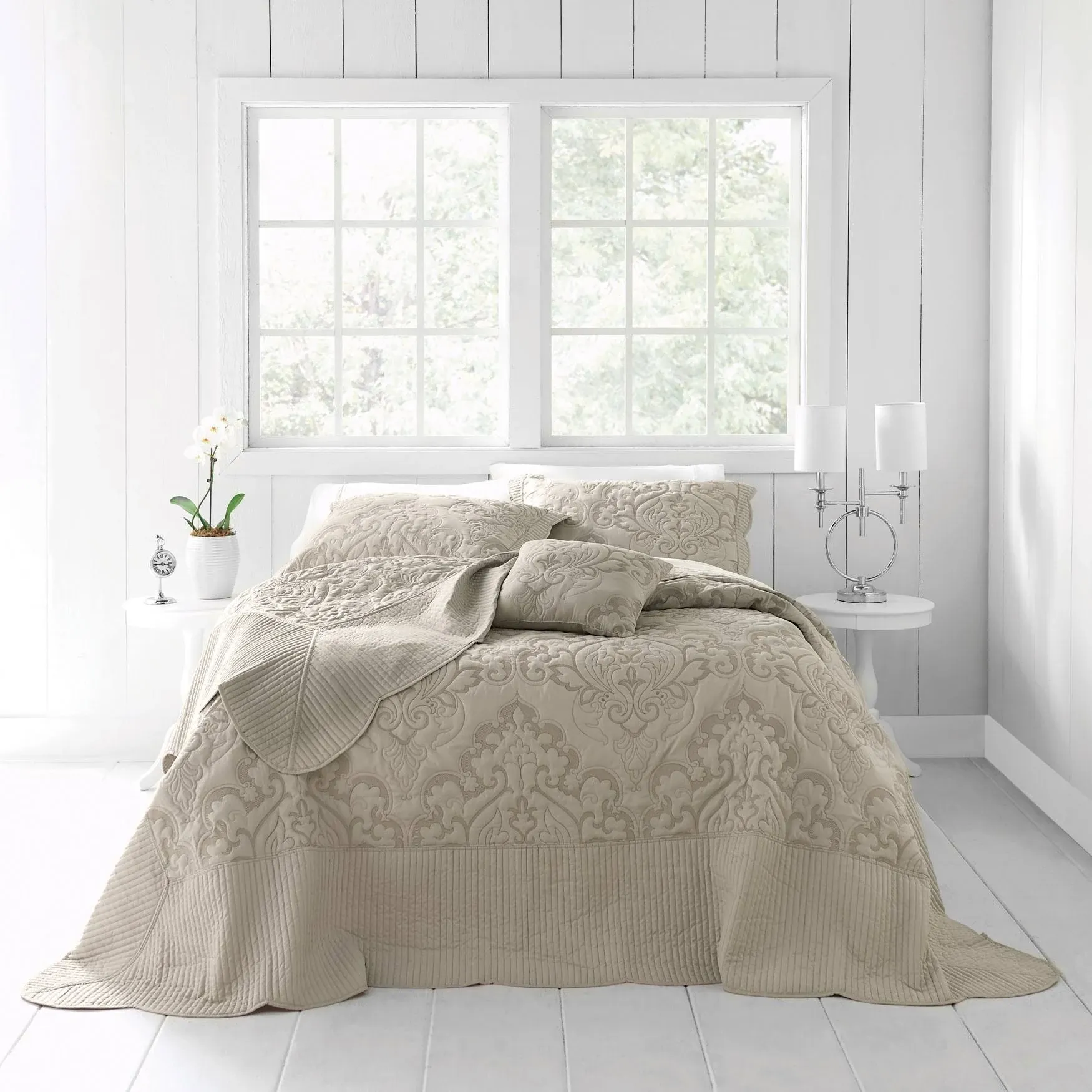 BrylaneHome Amelia Bedspread